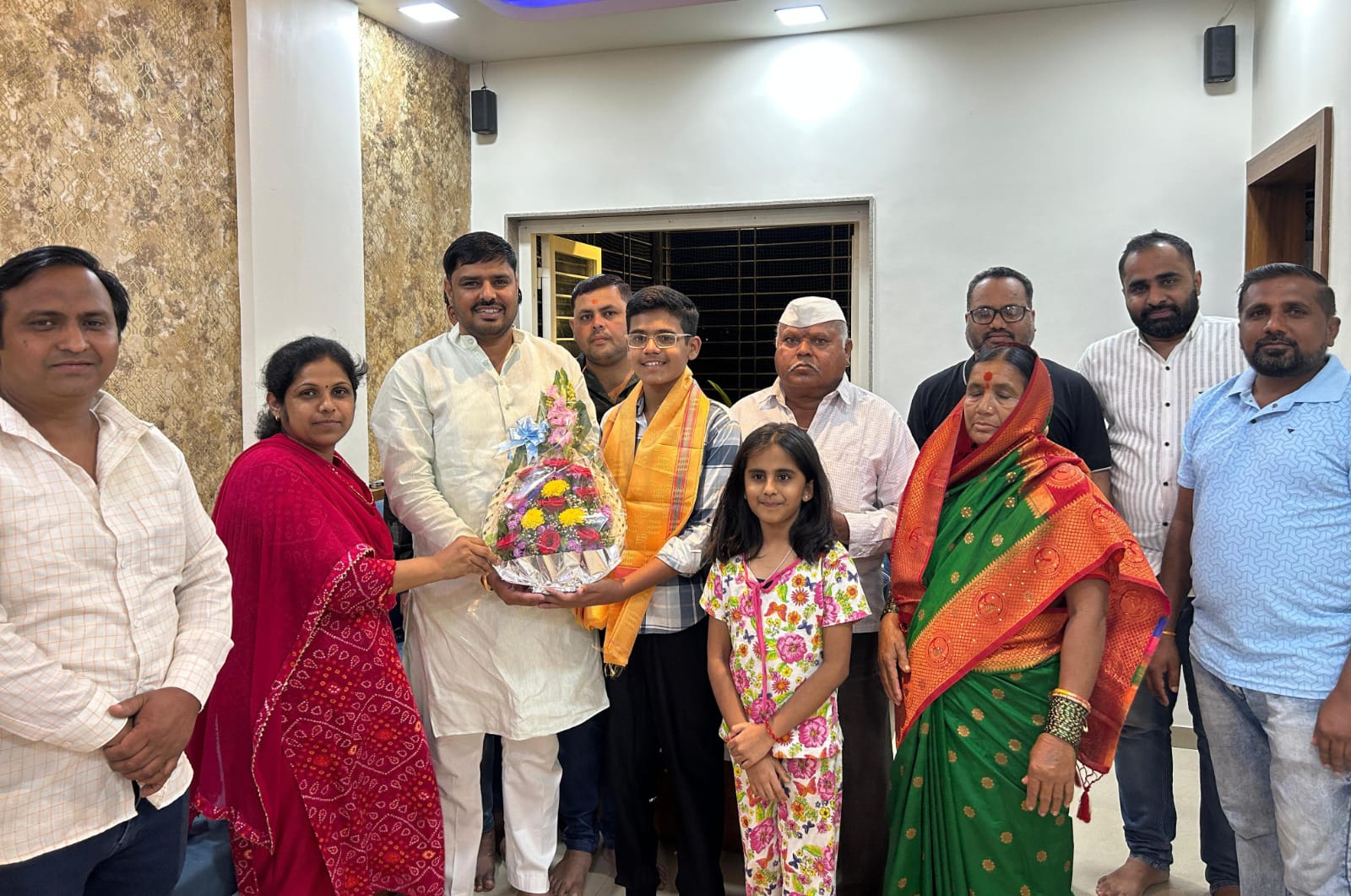 स्टेम नॅशनल चॅलेंज स्पर्धेत सुवर्णपदक पटकावणाऱ्या स्वराज भोसलेचा दिनेश यादव यांच्याकडून सत्कार