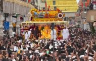 श्रीमंत दगडूशेठ हलवाई गणपतीचे भव्य रथातून आगमन