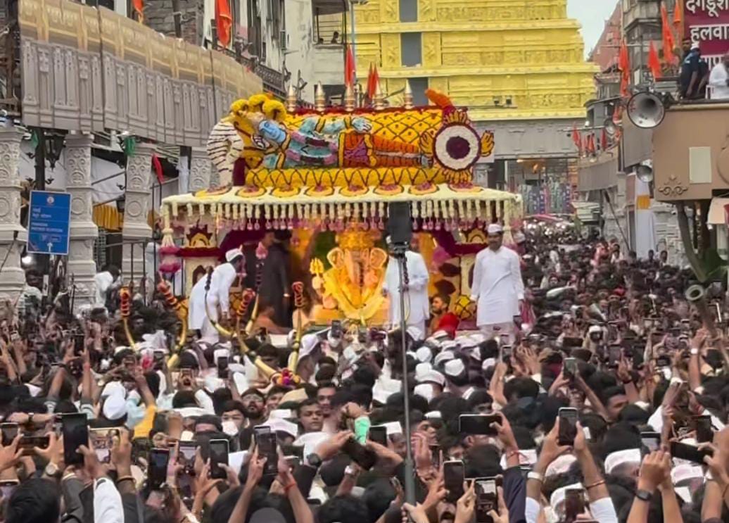 श्रीमंत दगडूशेठ हलवाई गणपतीचे भव्य रथातून आगमन
