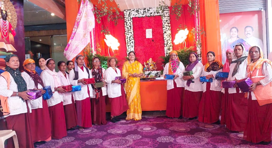 सफाई कामगार महिलांच्या हस्ते गणरायाची आरती; उन्नती फाउंडेशनच्या समाजप्रबोधनपर उपक्रमास नागरिकांचा मोठा प्रतिसाद