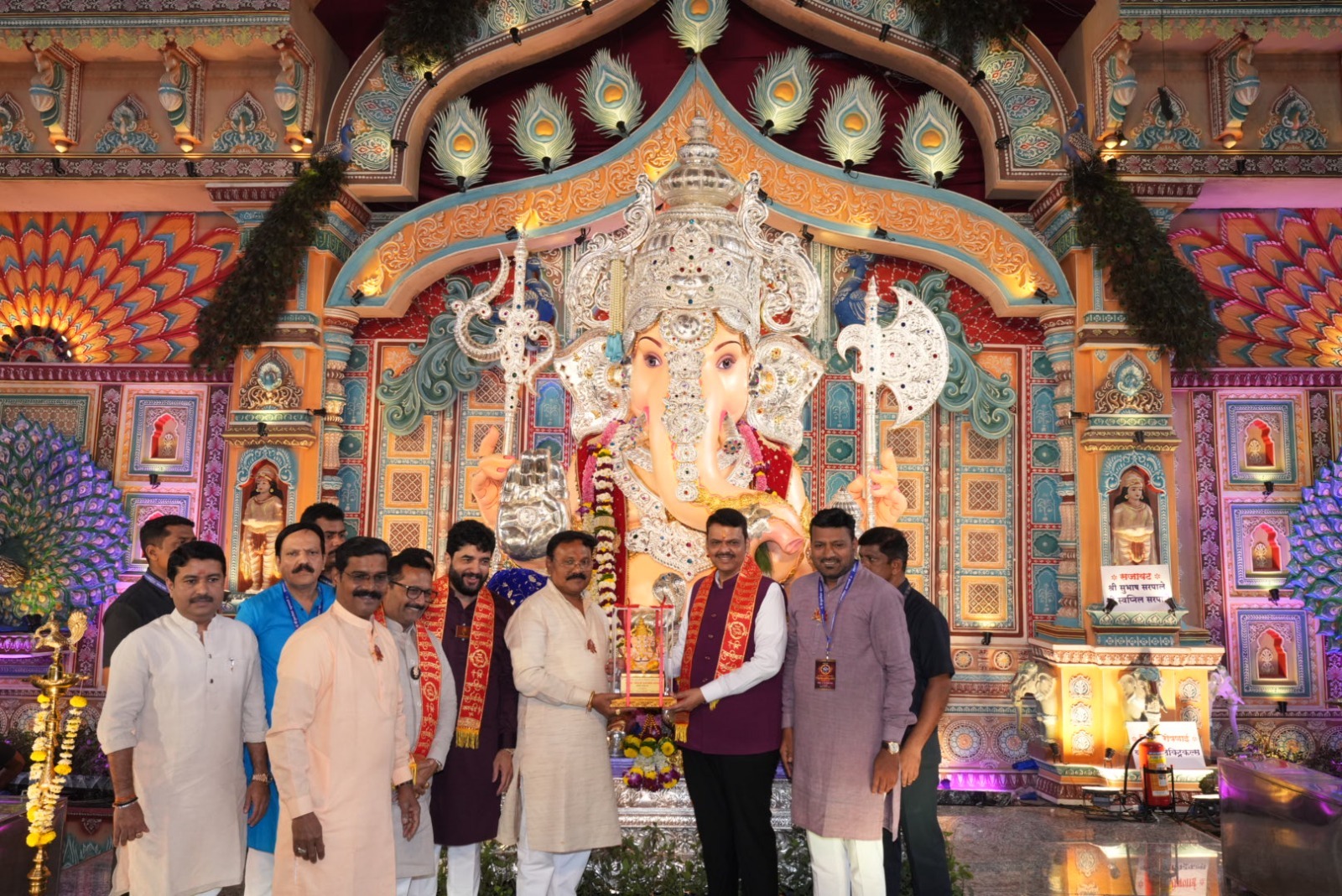 मुख्यमंत्री देवेंद्र फडणवीस यांची पुण्यातील सार्वजनिक गणेश मंडळांना भेट