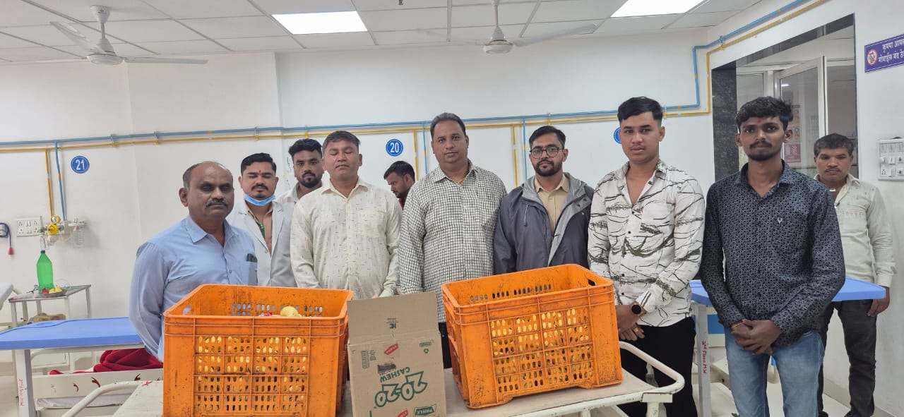 आकुर्डी रूग्णालयात रुग्णांना फळे वाटून हर्षवर्धन सपकाळ यांचा वाढदिवस साजरा