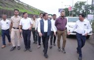 मुंबई-बंगळुरू महामार्गाच्या सेवा रस्त्यावरील खड्डे तातडीने बुजवा; खासदार श्रीरंग बारणे यांचे निर्देश