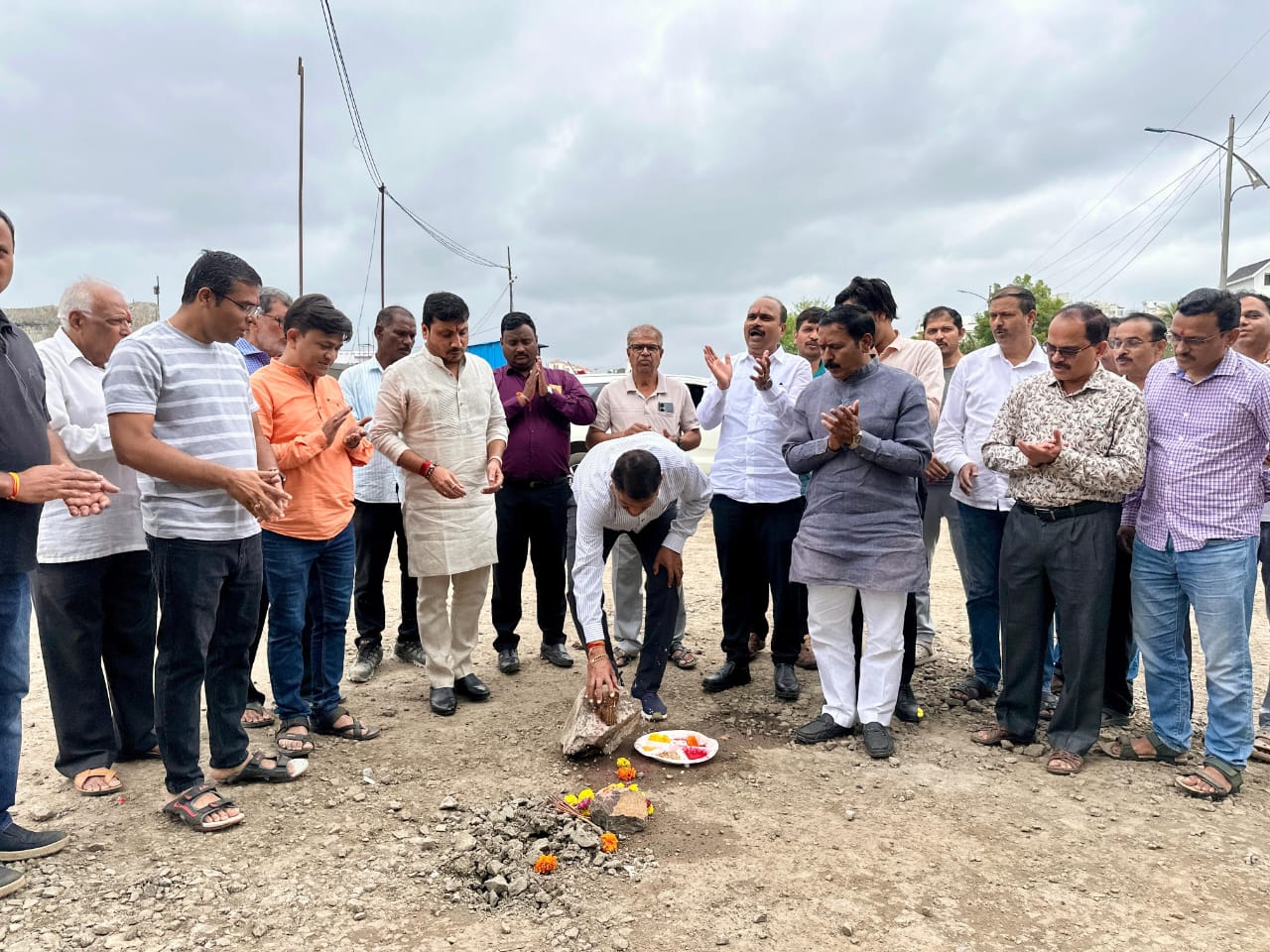 पिंपळे सौदागर मधील ट्रायोज-झुलेलाल सोसायटी रस्त्याच्या काँक्रिटीकरणास सुरुवात; शत्रुघ्न काटे यांच्या सातत्यपूर्ण प्रयत्नांना यश