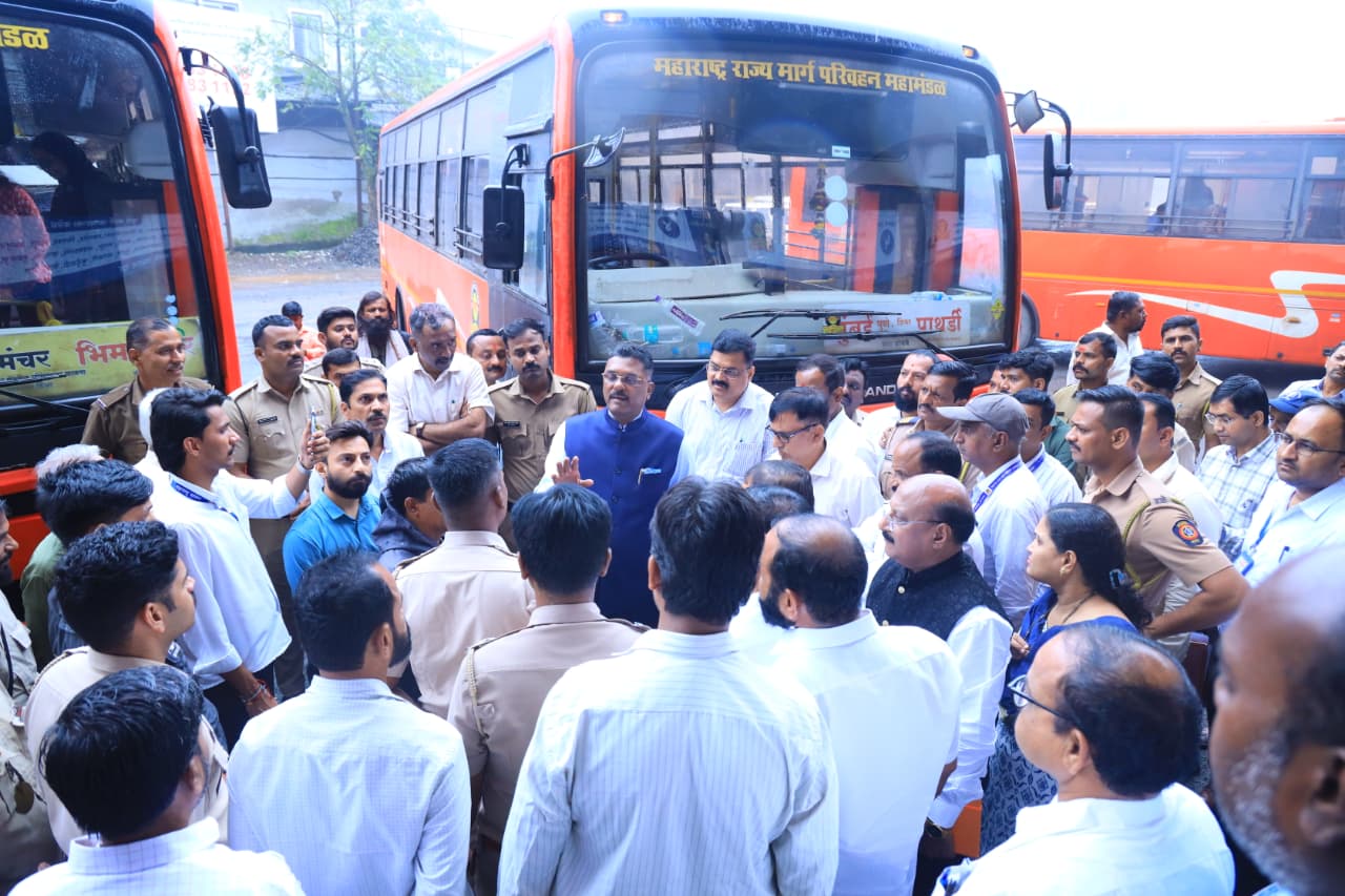 परिवहन मंत्री प्रताप सरनाईक यांची लोणावळा बसस्थानकाला भेट; प्रवाशांशी साधला संवाद