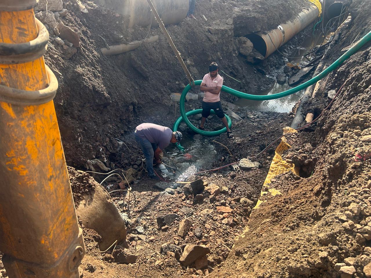 निगडी येथे मेट्रोच्या कामामुळे पाण्याची पाईपलाईन फुटून हजारो लिटर पाणी वाया; ठेकेदारावर फौजदारी गुन्हा दाखल करण्याची सचिन काळभोर यांची मागणी