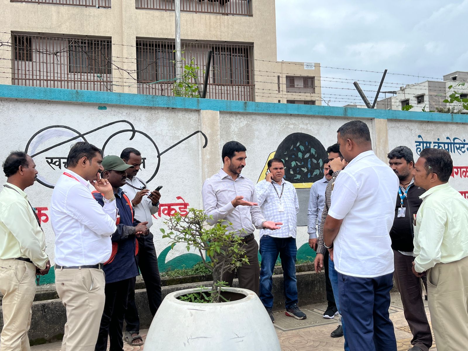 रस्ता दुभाजक व फुटपाथवर लावण्यात आलेल्या झाडांच्या संरक्षणासाठी महापालिकेचे व्यापक नियोजन