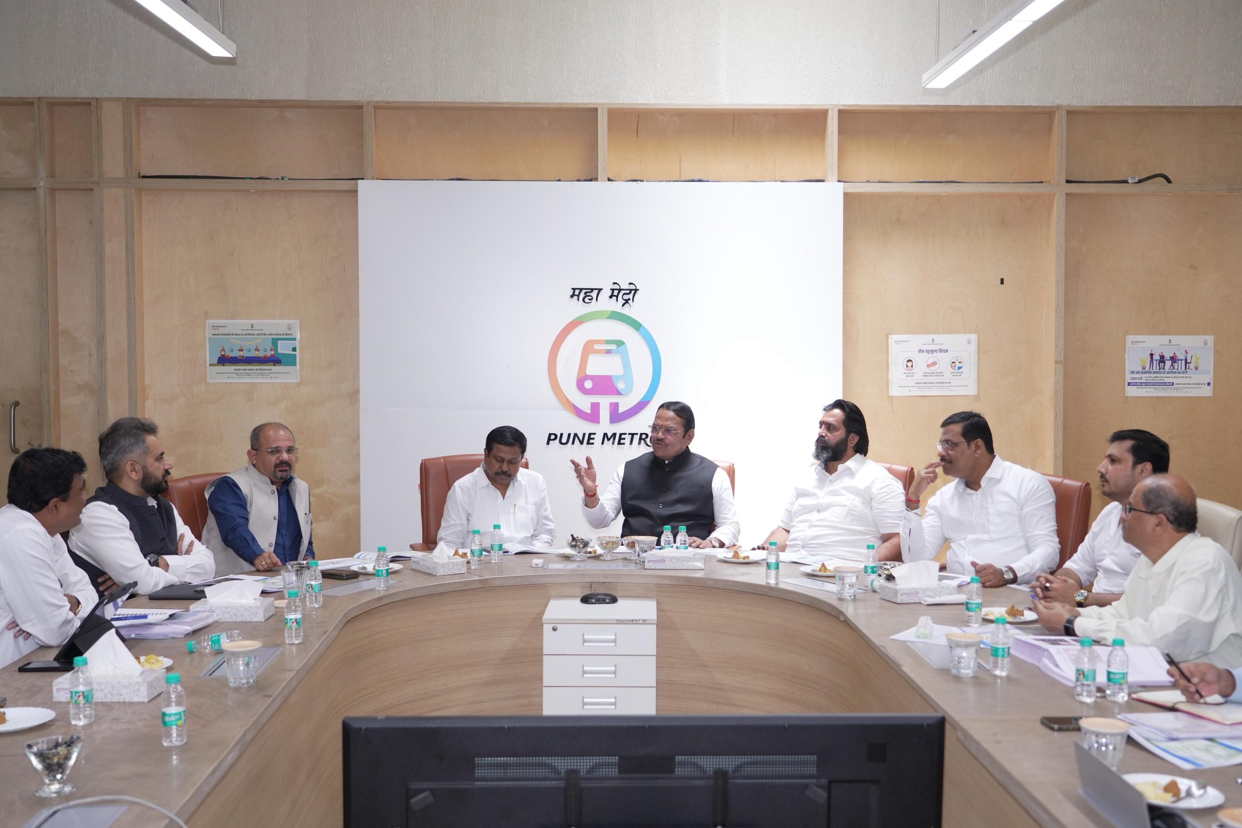 मेट्रो रस्त्यावरून जाणाऱ्या मार्गावर आवश्यक ठिकाणी उड्डाणपूल उभारावेत; शिवसेना खासदार श्रीरंग बारणे यांची सूचना