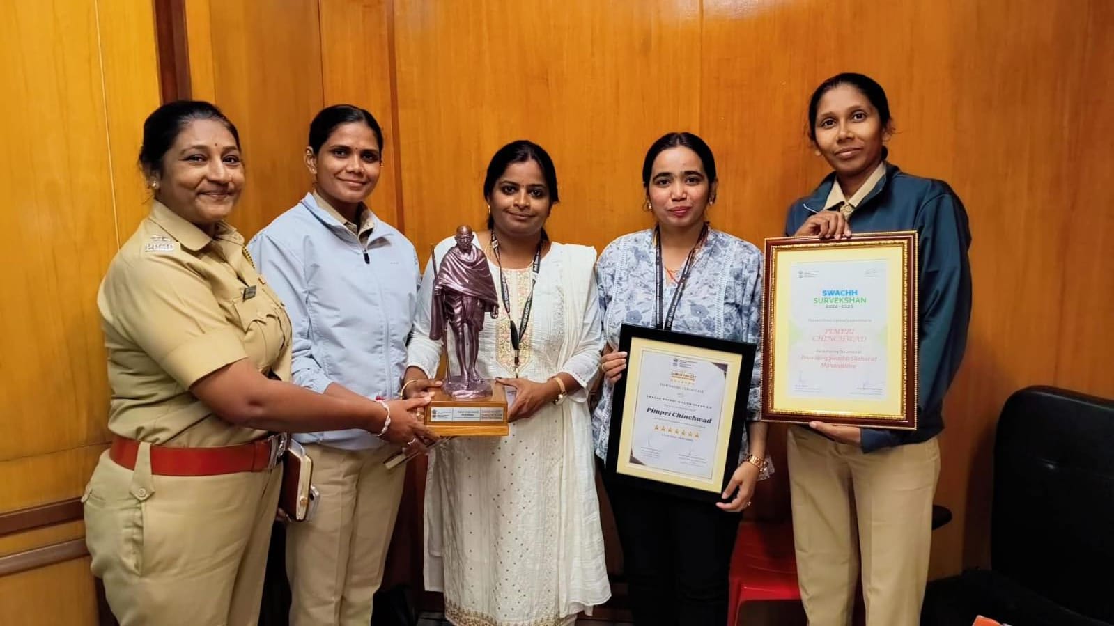 साडे चारशेपेक्षा जास्त महिला कर्मचाऱ्यांचा स्वच्छतेत सहभाग