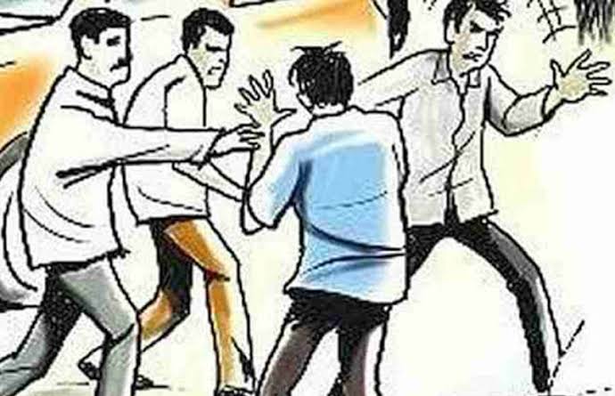 निगडी येथे तरुणाला मारहाण करून मोबाईल आणि मोटरसायकल चोरली