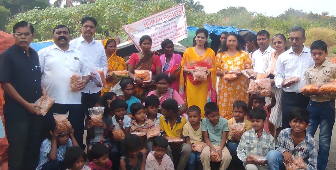 मदत नव्हे कर्तव्य.. पालावर राहणाऱ्या वंचित गोरगरिबांची 'दिवाळी गोड'