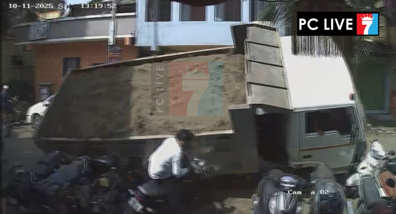 संत तुकाराम नगर येथे वाळूने भरलेला ट्रक उलटला; अनेक वाहने ट्रक खाली दबली