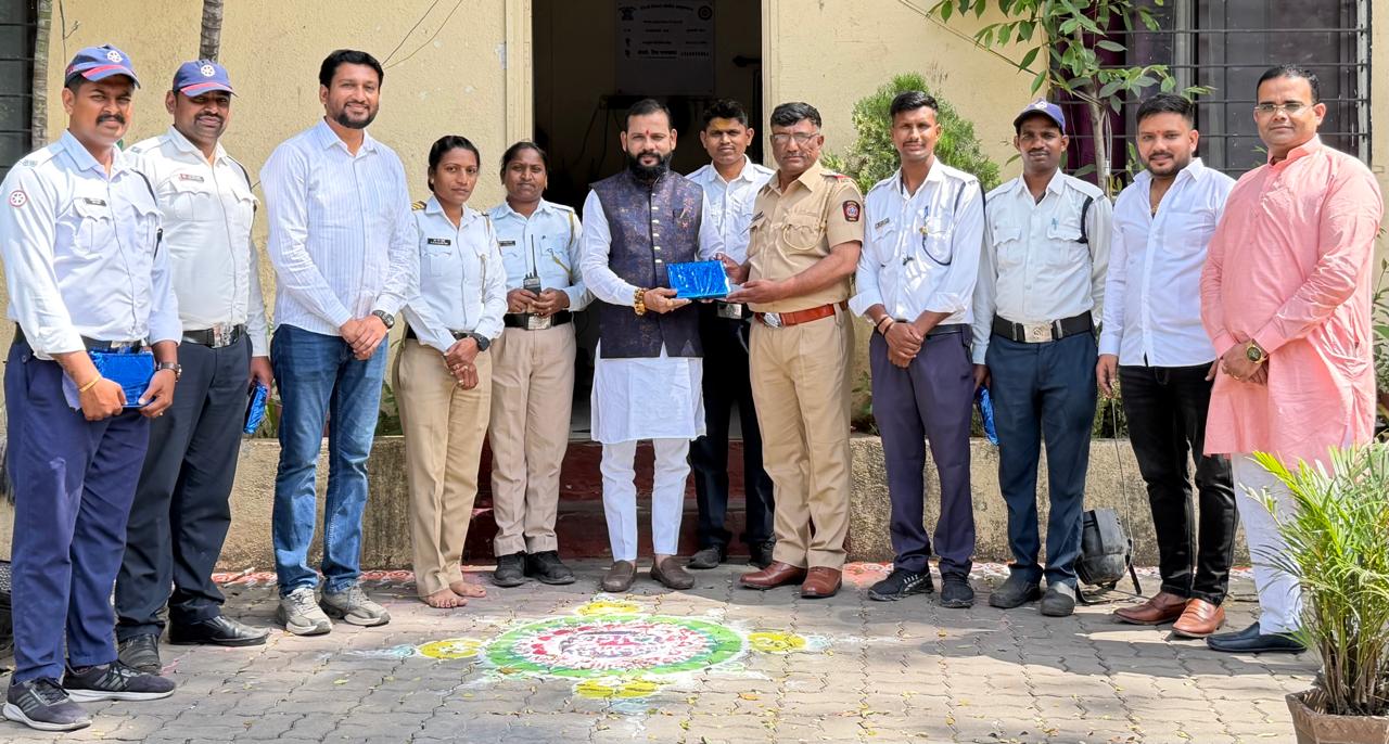 पोलीस फ्रेंड्स वेलफेअरच्या वतीने पोलीस बांधवांना दिपावली निमित्त मिठाई भेट