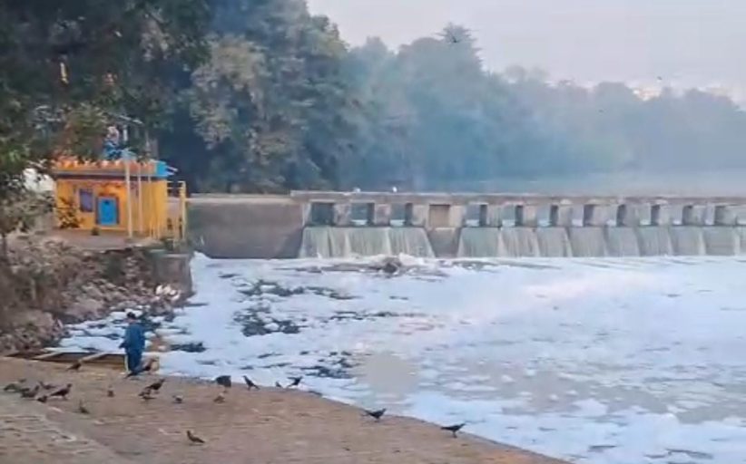 थेरगावच्या केजुबाई बंधारा येथे पवना नदी पुन्हा फेसाळली; खासदारांच्या सूचनेकडे प्रशासनाचे दुर्लक्ष