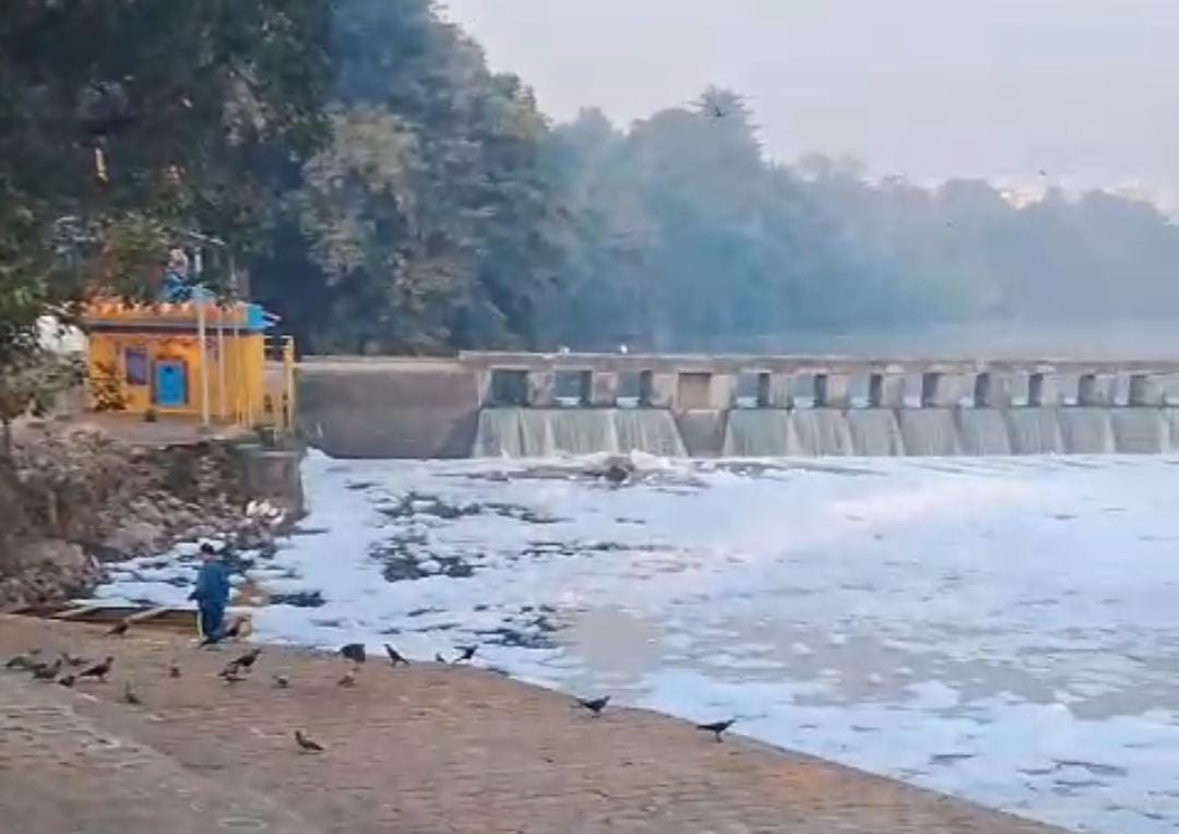 थेरगावच्या केजुबाई बंधारा येथे पवना नदी पुन्हा फेसाळली; खासदारांच्या सूचनेकडे प्रशासनाचे दुर्लक्ष