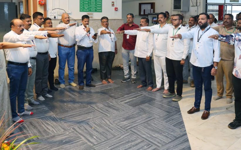 महापालिकेतर्फे संविधान दिनानिमित्त भारतरत्न डॉ. बाबासाहेब आंबेडकर यांना अभिवादन व सामुहिक संविधान प्रास्ताविकेचे वाचन