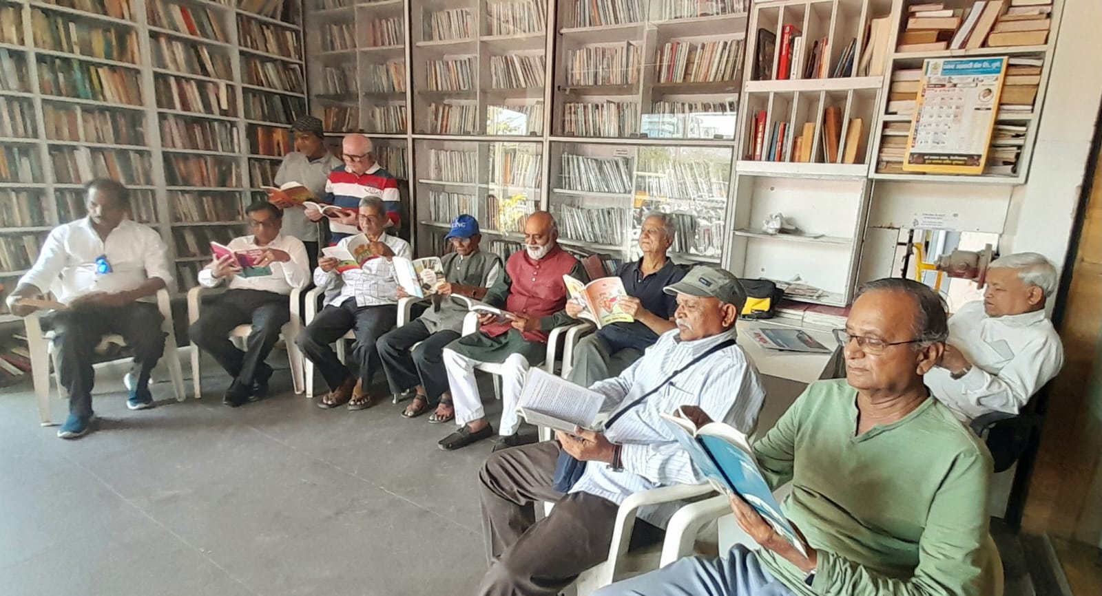 'शांतता पुणेकर वाचत आहेत' उपक्रमात ज्येष्ठ नागरिकांचे सामुहिक पुस्तक वाचन