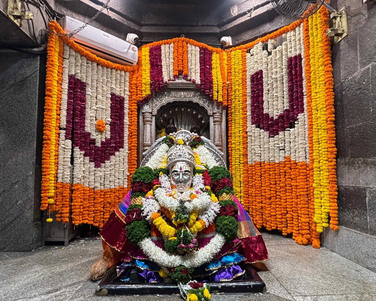 सफला एकादशी निमित्त माऊलींच्या संजीवन समाधी मंदिराला फुलांची आकर्षक सजावट