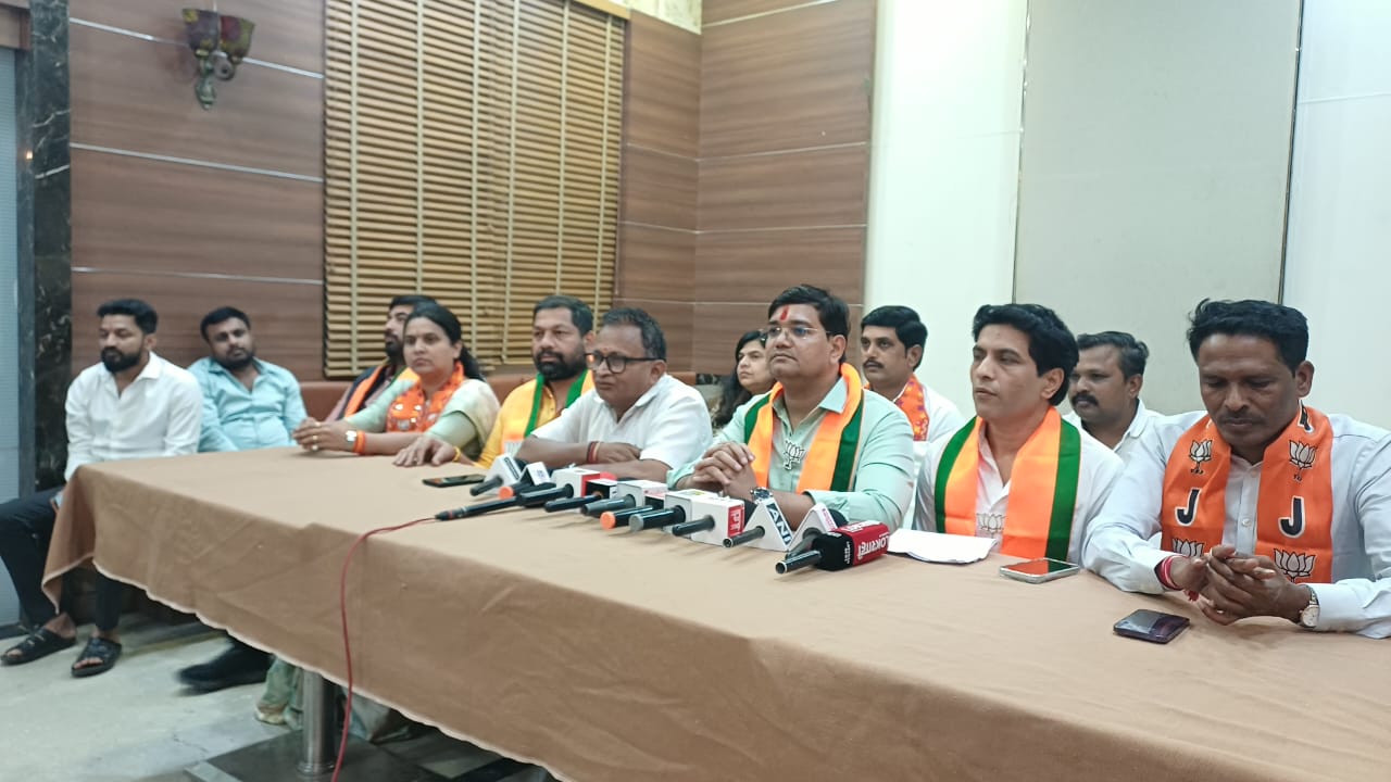 अपप्रवृत्तीच्या लोकांना पक्षात स्थान देऊन पक्ष प्रतिमा व पक्षाच्या परंपरेला गालबोट लावून देऊ नका..!