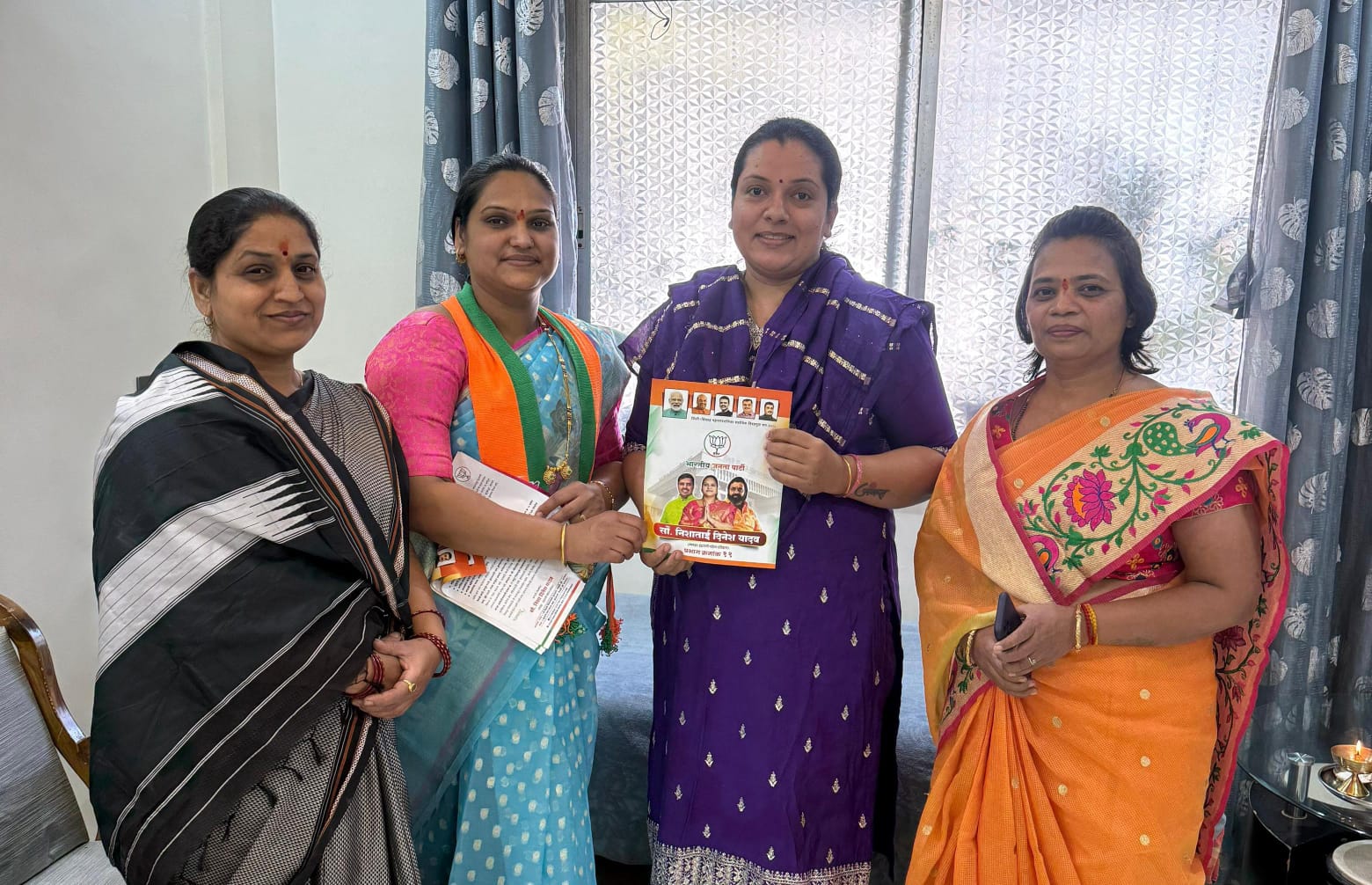 पूर्णानगर परिसरात निशा दिनेश यादव यांचा घरोघरी 