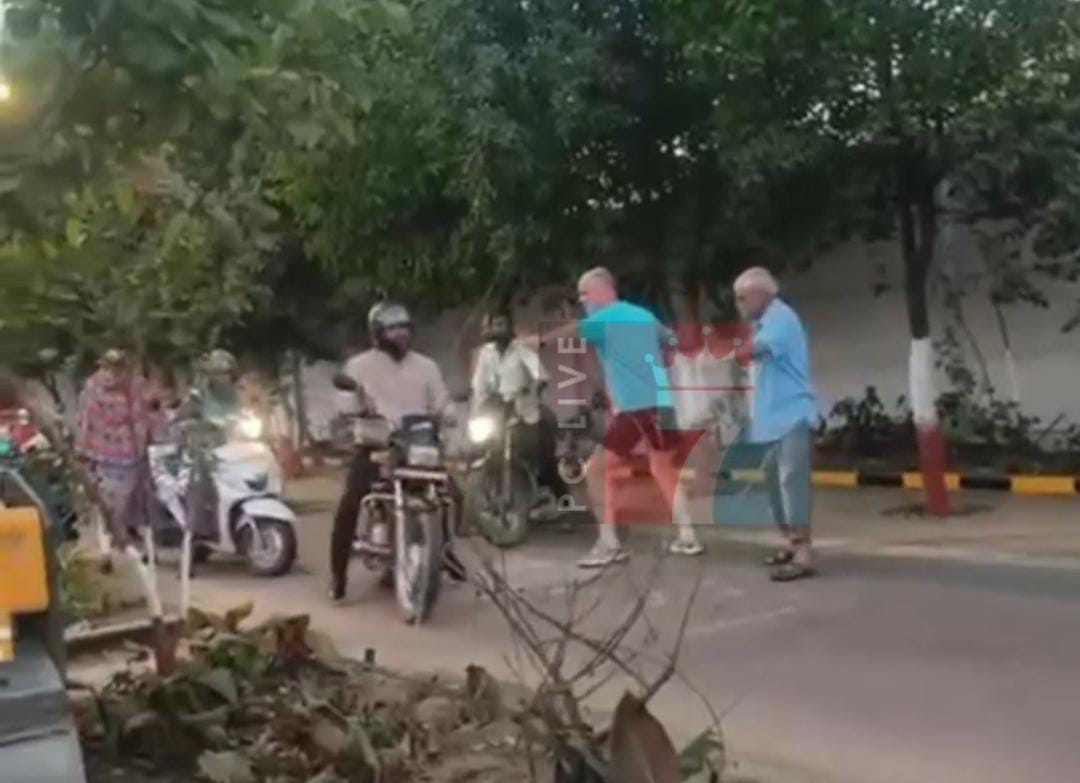 पिंपरी-चिंचवडकरांना परदेशी पाहुण्यांनी दाखवला आरसा; रक्षक चौकात बेशिस्त दुचाकीस्वारांना रोखले