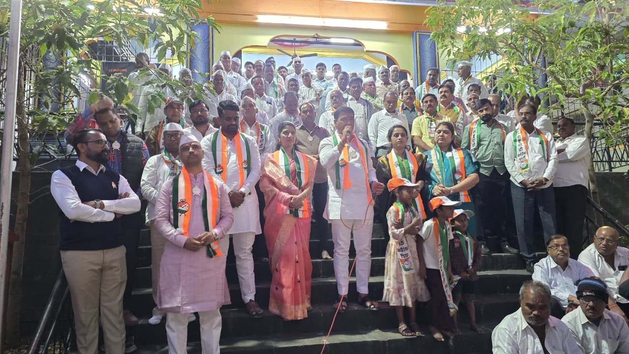 राष्ट्रवादी काँग्रेसचे प्रचार प्रमुख विठ्ठल उर्फ नाना काटे यांच्या सर्वात पहिल्या पॅनलचा नारळ फोडून प्रचाराचा शुभारंभ