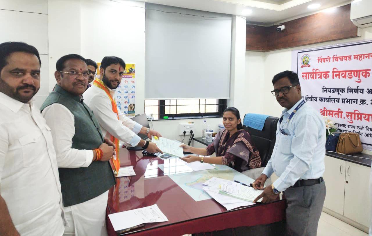 शिवसेनेचे विश्वजीत बारणे यांच्यासह एकूण १२ जणांचे उमेदवारी अर्ज दाखल