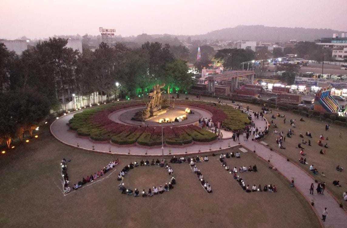 मोबाईल टॉर्चच्या प्रकाशातून मतदान करण्याचा दिला संदेश..!
