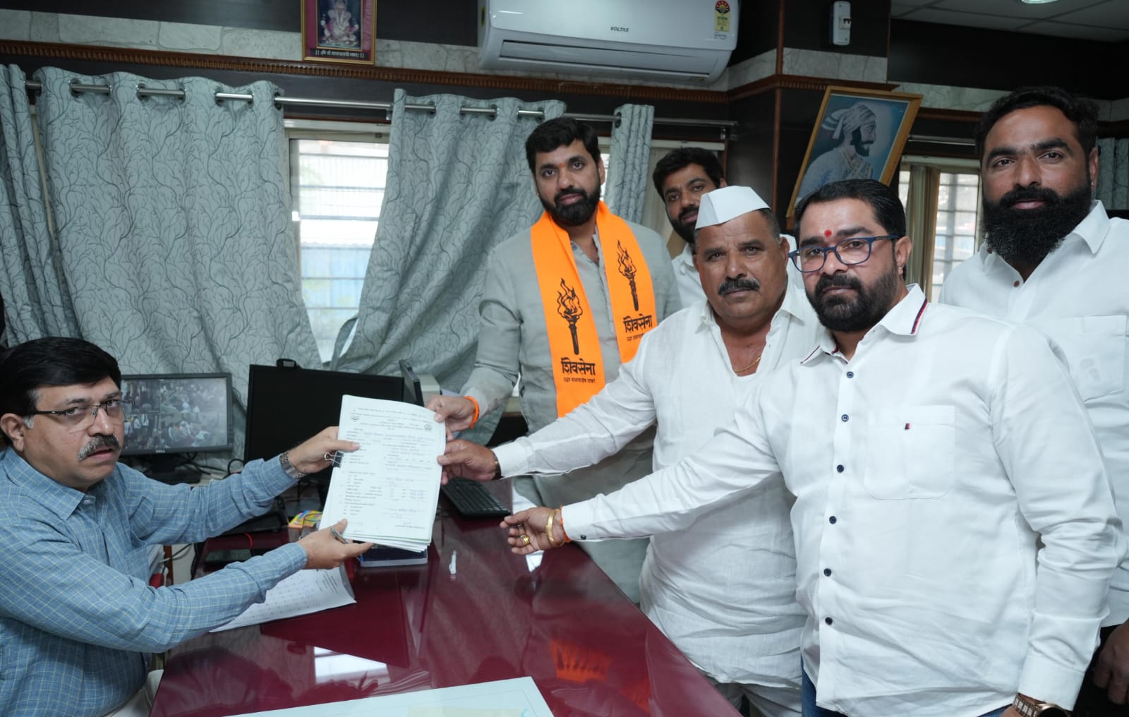 शिवसेना ठाकरे गटाचे चेतन पवार यांचा उमेदवारी अर्ज दाखल