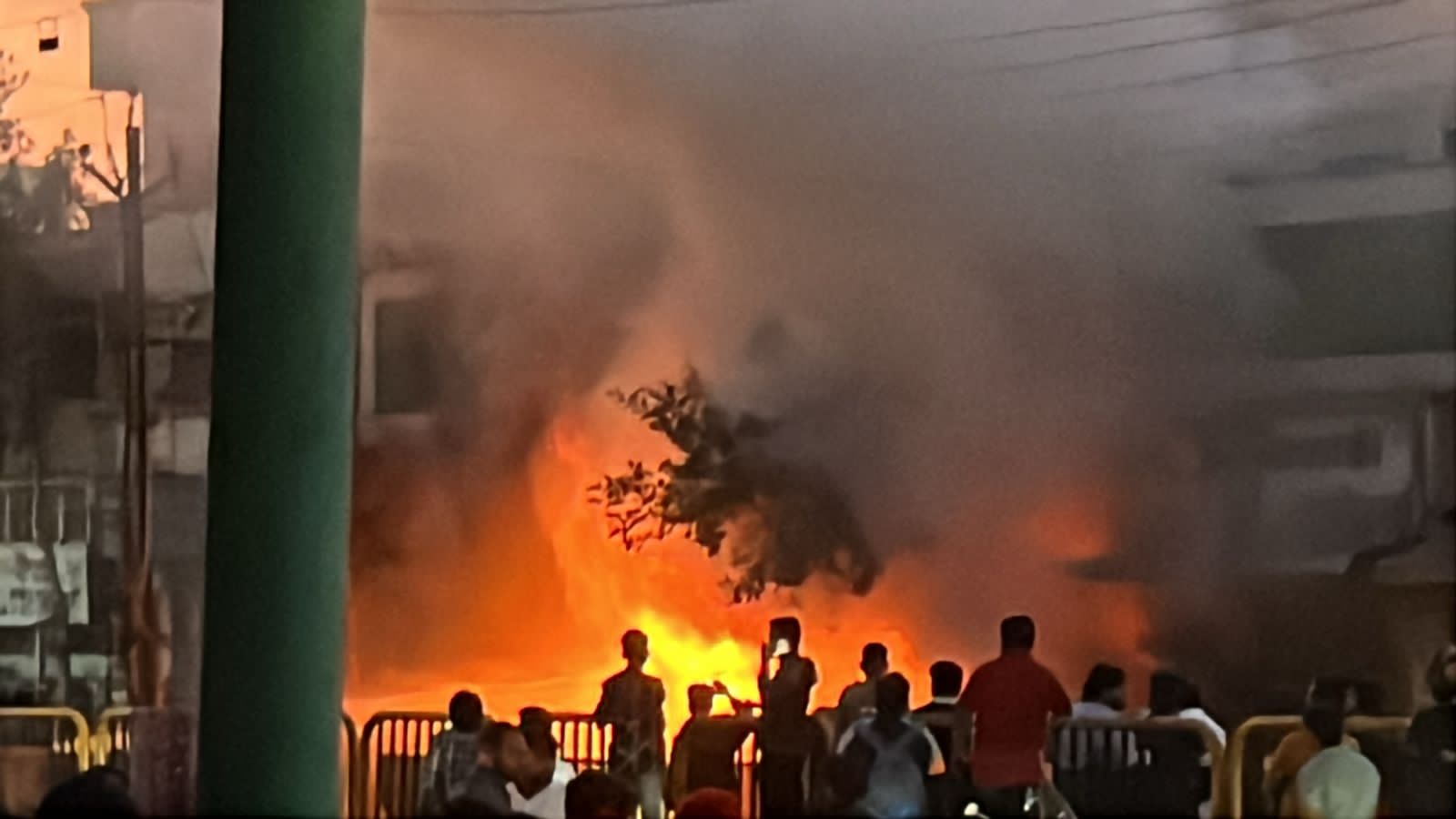 काळेवाडीत फटाक्याच्या दुकानाला भीषण आग