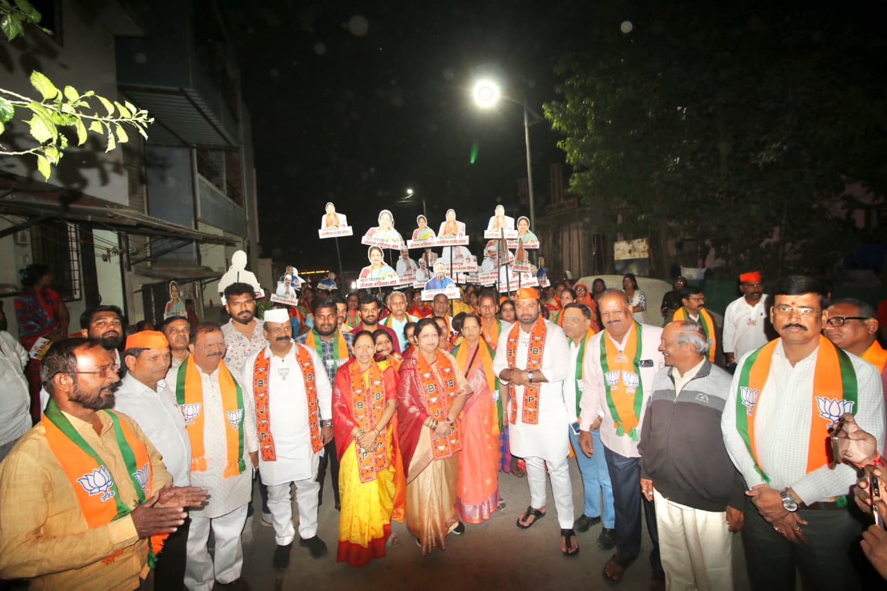 प्रभाग क्र.१५ : ढोल-ताशांचा कडकडाट, घोषणांची आतषबाजी आणि कार्यकर्त्यांच्या उत्साहात भाजप उमेदवारांचा जोरदार प्रचार