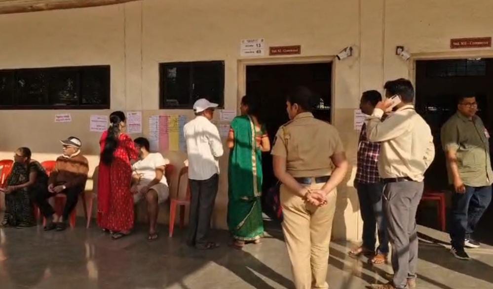 प्रभाग १३ मधील मतदान केंद्रावर पाऊण तास मतदान प्रक्रिया ठप्प