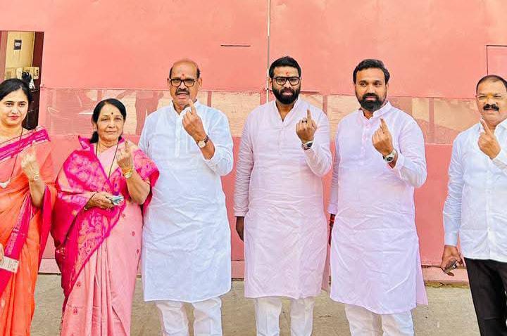 माजी आमदार विलास लांडे यांनी सहकुटुंब बजावला मतदानाचा हक्क