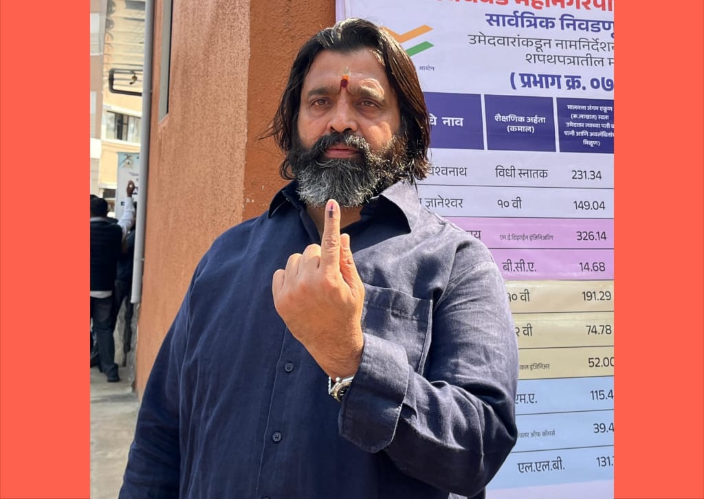 भोसरी विधानसभेचे आमदार महेश लांडगे यांनी बजावला मतदानाचा हक्क