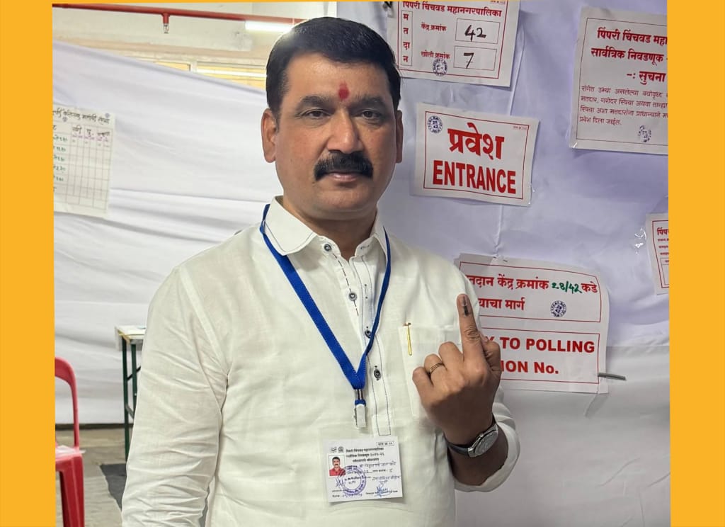 विठ्ठल उर्फ नाना काटे यांनी बजावला मतदानाचा हक्क