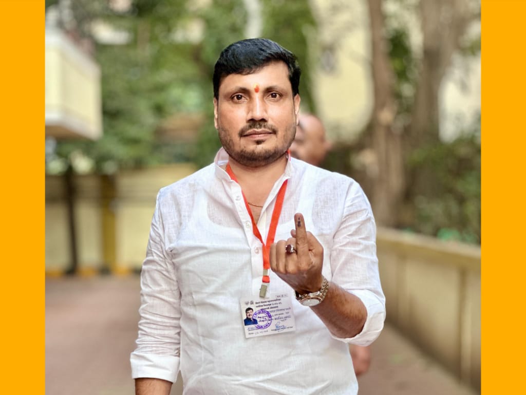 भाजप शहराध्यक्ष शत्रुघ्न काटे यांनी बजावला मतदानाचा हक्क