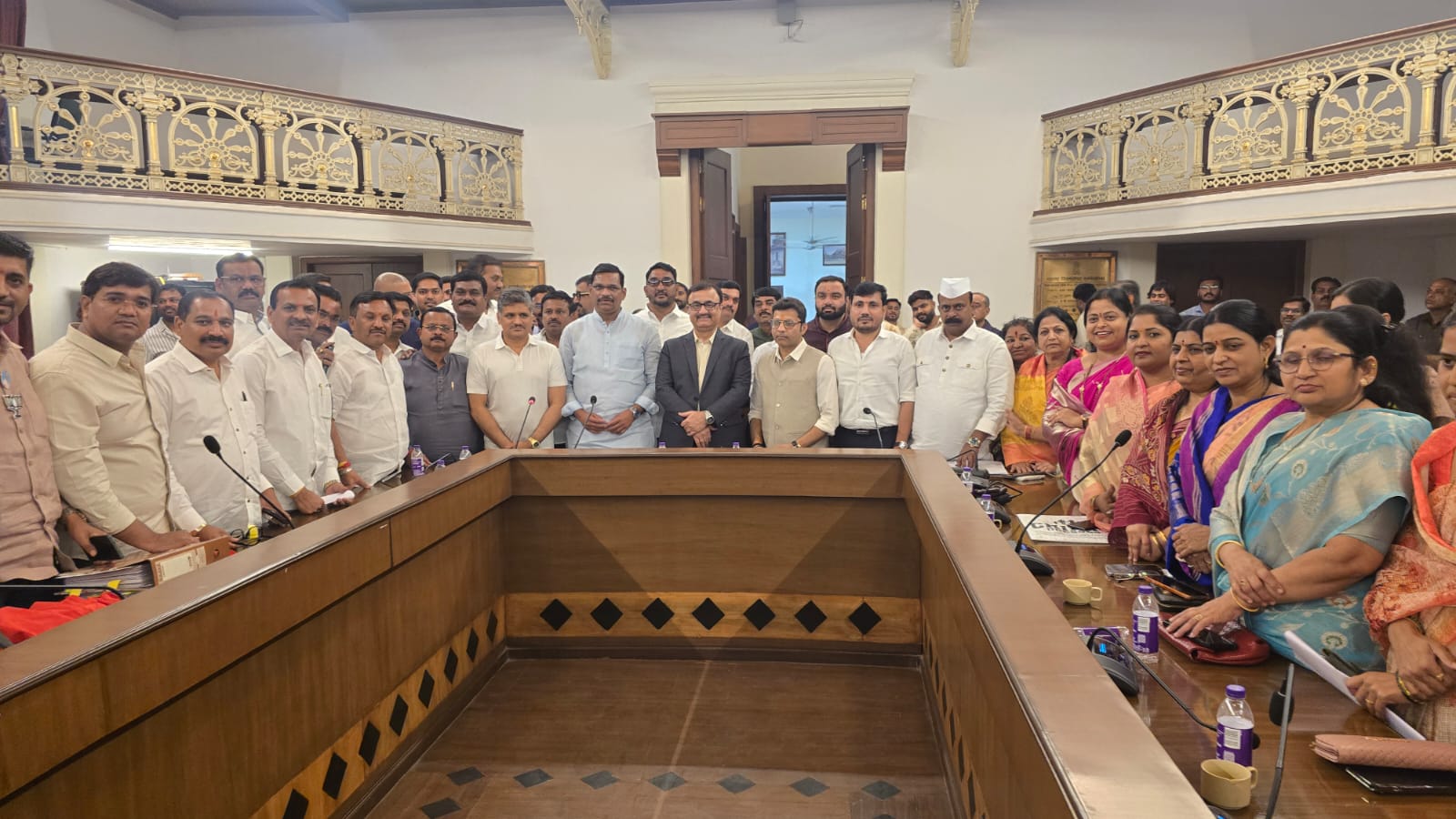 पुणे विभागीय आयुक्त कार्यालयात भाजप नगरसेवकांच्या गटाची नोंदणी
