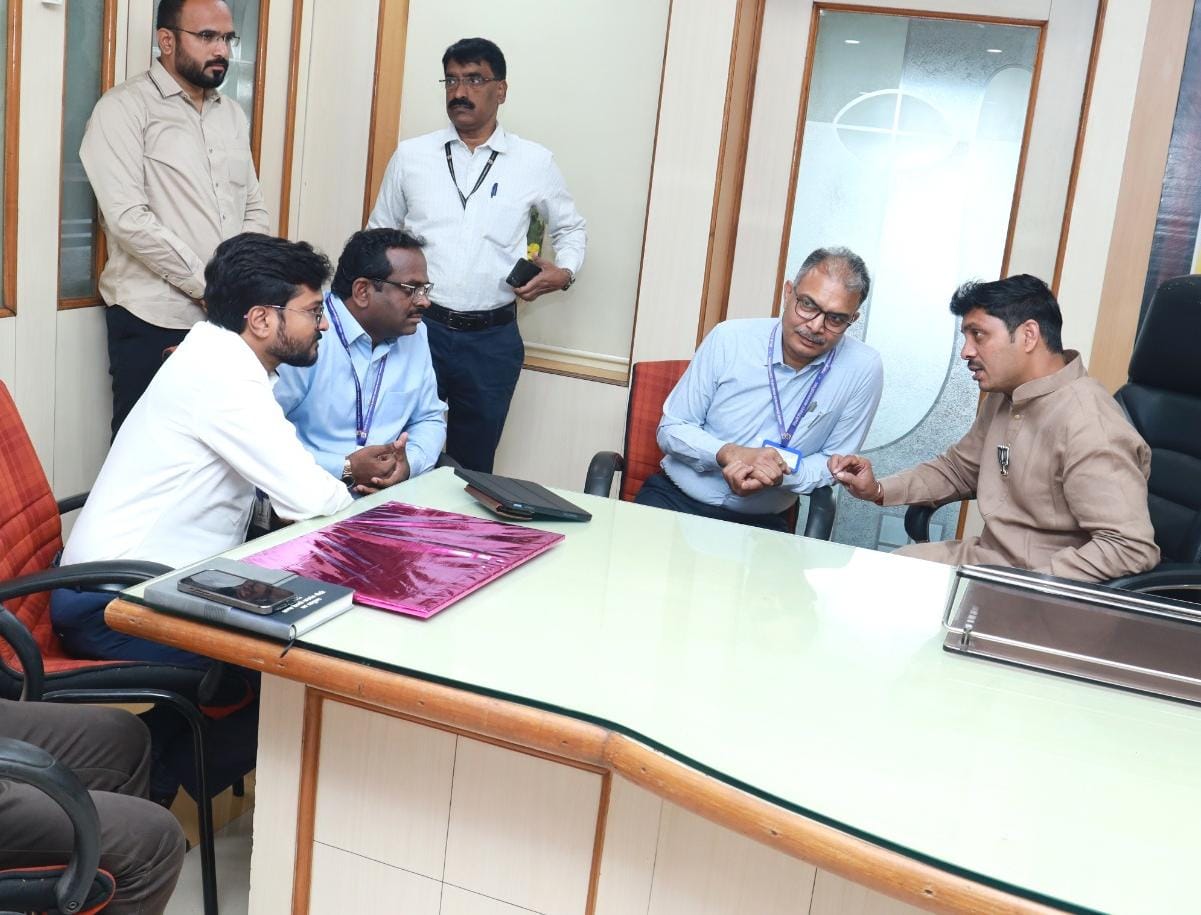 वैद्यकीय विभागाच्या कामकाजाचा महापौर रवी लांडगे यांनी घेतला आढावा; सेवा गुणवत्तेत अधिक सुसुत्रता आणण्याचे दिले निर्देश