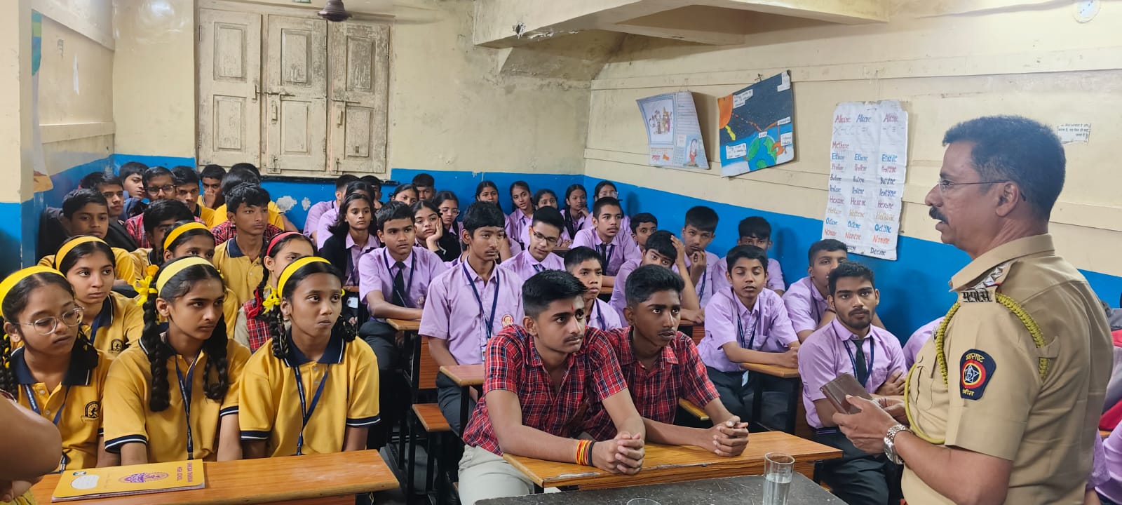 पिंपरी-चिंचवड पोलिसांच्या वाहतूक शाखेकडून ‘एक दिवस शाळेसाठी’ उपक्रम; १४ शाळांमधील विद्यार्थ्यांना केले मार्गदर्शन