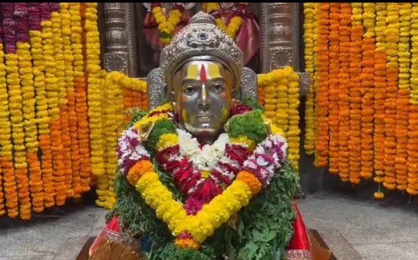 आळंदीत विजया एकादशी निमित्त संतश्रेष्ठ माऊलींच्या संजीवन समाधी मंदिराची आकर्षक फुलांनी सजावट