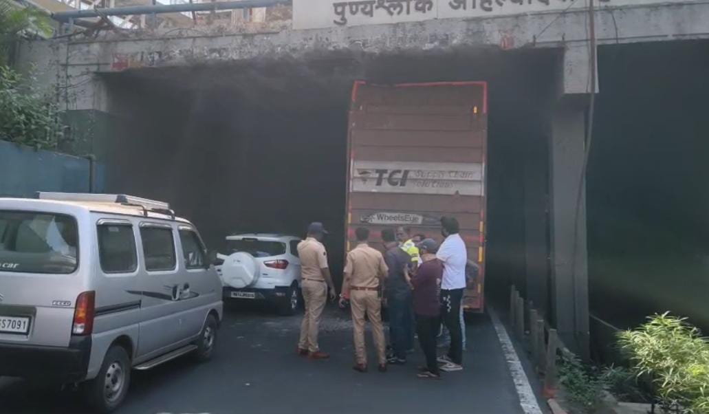 मोरवाडी चौकात ‘ग्रेट सेपरेटर’मध्ये कंटेनर अडकल्याने मोठी वाहतूक कोंडी