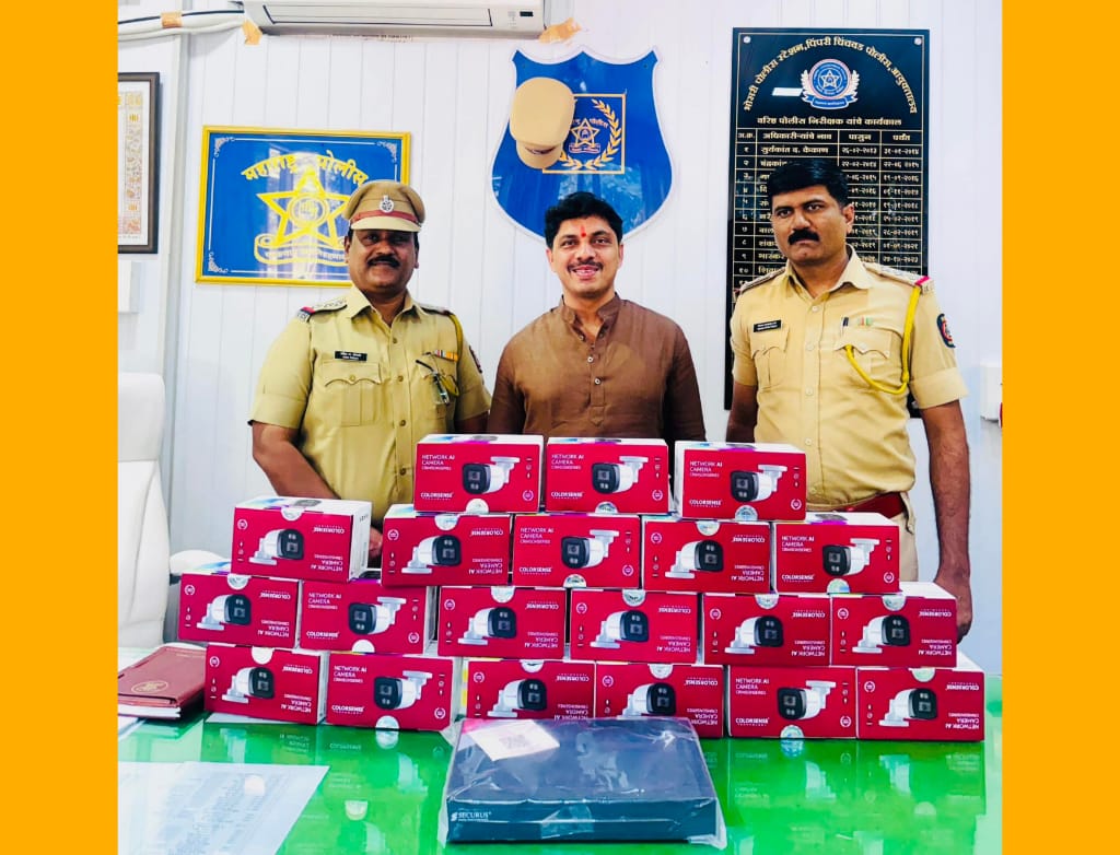 महापौर रवी लांडगे यांच्या वतीने भोसरी पोलीस स्टेशनला २० सीसीटीव्ही कॅमेरे भेट