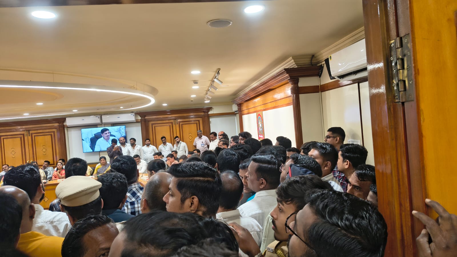 इतिहासात पहिल्यांदा पत्रकारांच्या अनुपस्थित बजेट सादर; पिंपरी चिंचवड महापालिकेचे प्रभारी आयुक्त आणि पत्रकारांमध्ये वाद