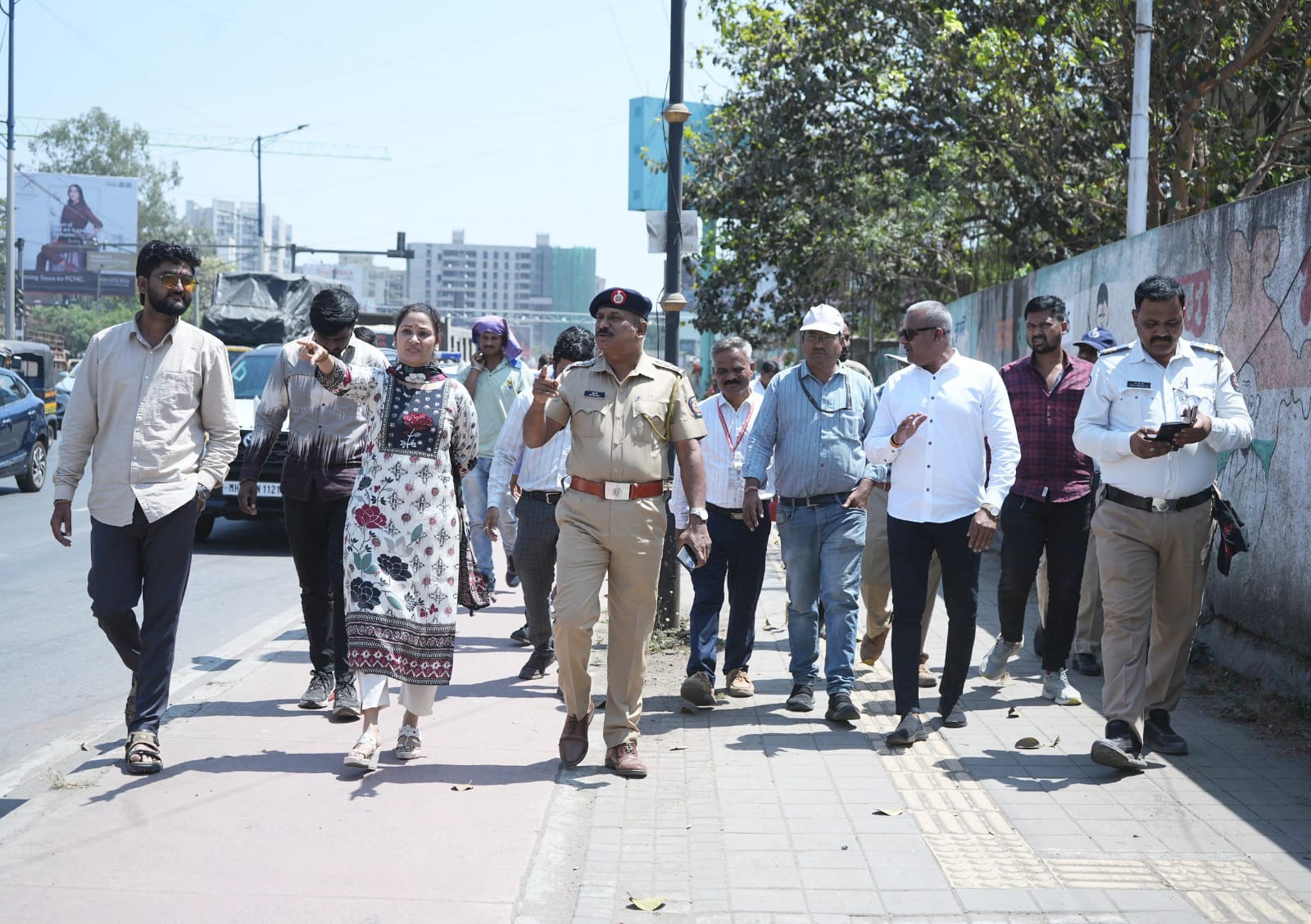 वाकड मेन चौकातील वाहतूक कोंडी सोडवण्यासाठी नगरसेविका स्नेहा कलाटे मैदानात; अधिकाऱ्यांसह पाहणी करत उपाययोजना करण्याच्या दिल्या सूचना