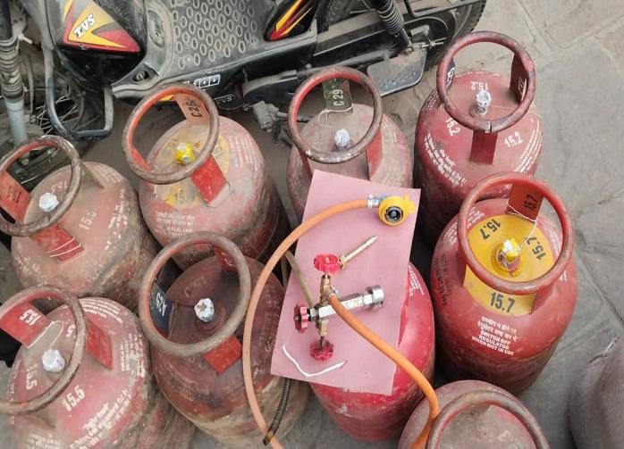 पिंपळे गुरव येथे घरगुती गॅस रिफिलिंगचा बेकायदेशीर प्रकार उघड; एक जण अटकेत