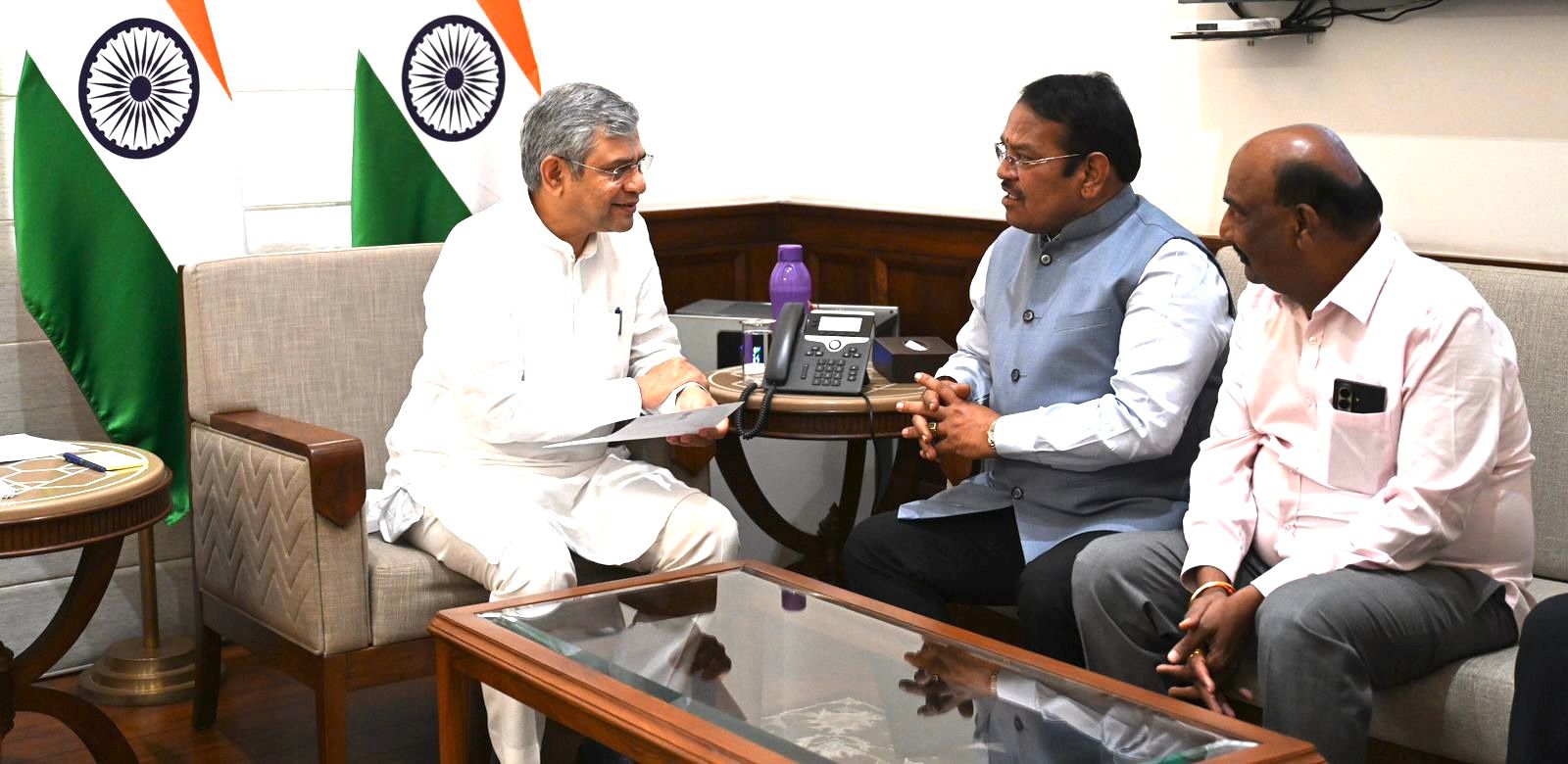 पुणे-लोणावळा लोहमार्गावरील तिसऱ्या आणि चौथ्या ट्रॅकला गती द्या..!