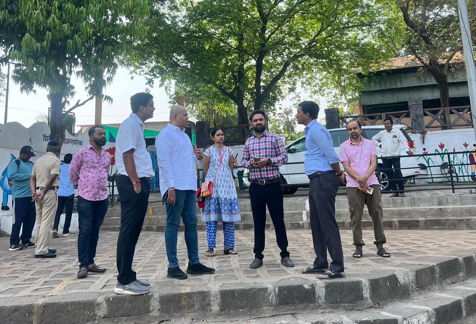 थेरगाव येथील नदी प्रदूषणाची स्थायी समिती सभापती अभिषेक बारणे यांच्याकडून पाहणी; कारवाईचे दिले आदेश