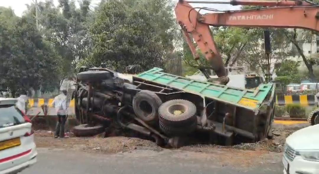 चिंचवड स्टेशन येथे रस्त्यालगत ट्रक उलटला; सुदैवाने जीवितहानी टळली