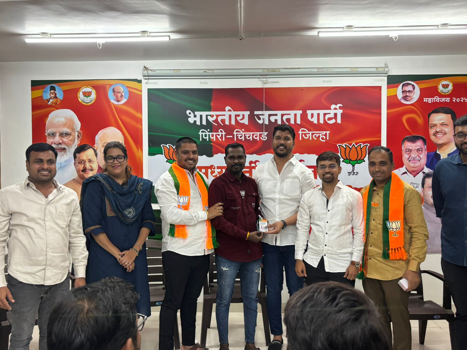 पिंपरी-चिंचवड भाजप युवा मोर्चाच्या पदाधिकाऱ्यांना अधिकृत ओळखपत्रांचे वितरण