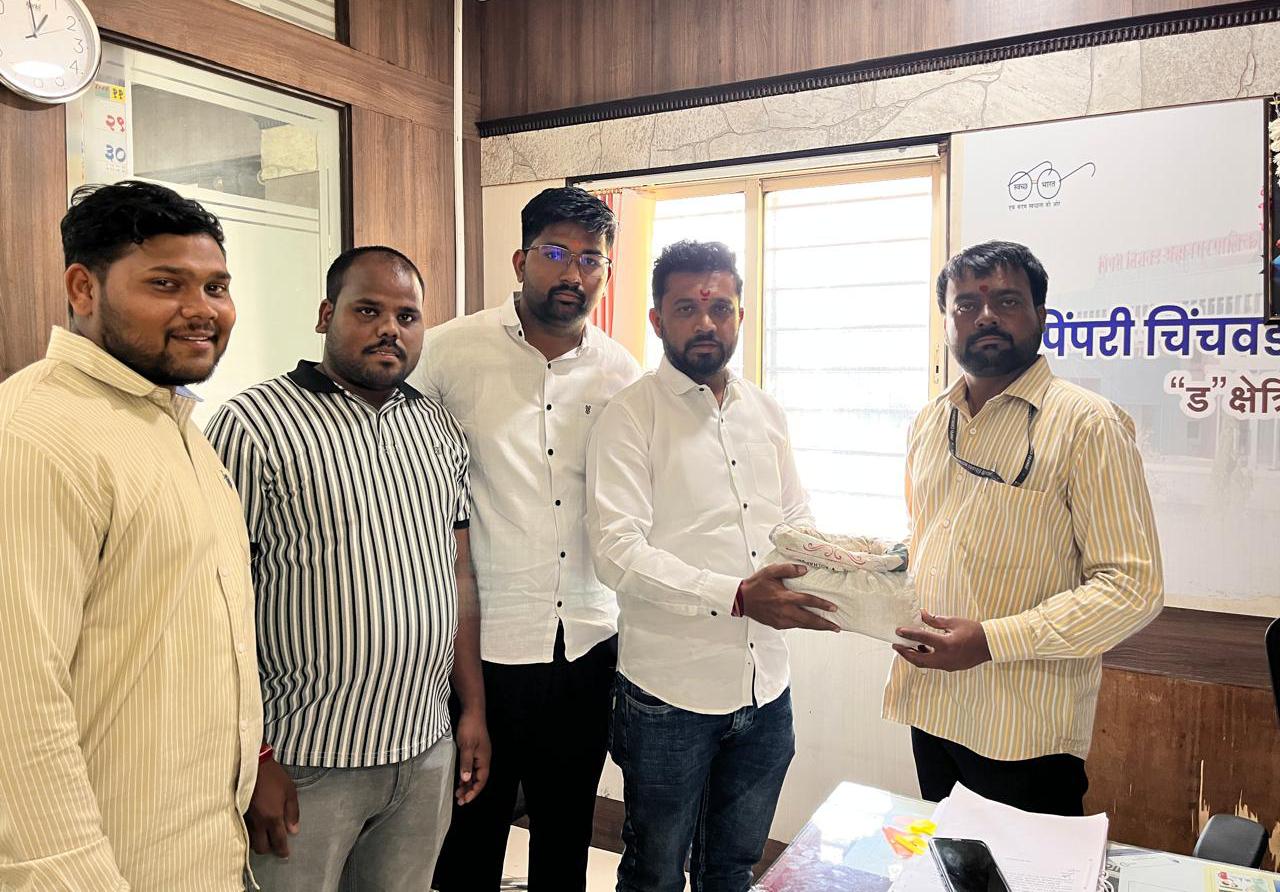 पिंपळे निलखमध्ये अनधिकृत RMC प्लॅन्ट प्रकरण तापले; आम आदमी पार्टीचे शहराध्यक्ष रविराज काळे यांनी अधिकाऱ्यांना दिली ‘धुळ’ भेट